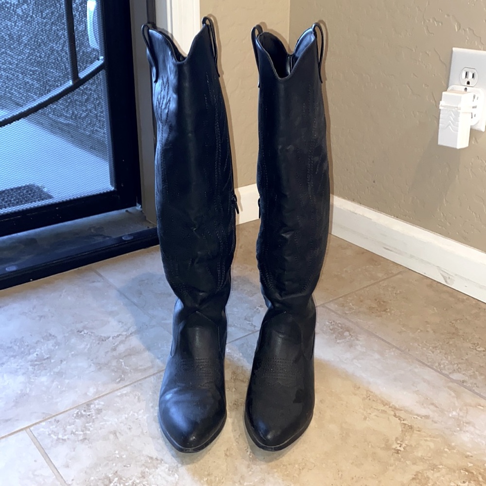 Black cow girl boots with gold detail